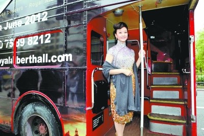 宋祖英着旗袍亮相伦敦街头站巴士上唯美知性(图)
