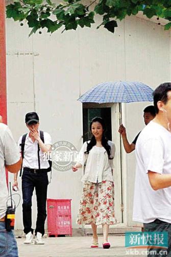 倪妮羞涩探班冯绍峰甘当小跟班呼唤“冯叔”(图)