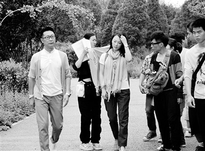 林永健拍戏被指扰民工作人员无礼呵斥围观群众