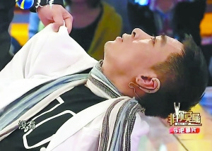 娱评:面对“晕倒男”,张绍刚伸出的不是手是浅薄