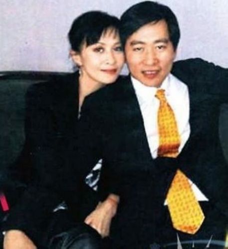 刘嘉玲疑给梁朝伟戴绿帽偷偷与富商结伴出游(图)