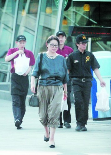 倪萍超市购物衣着像大妈请仨小伙帮忙提东西(图)