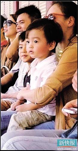 张柏芝独自一人带两子逛迪士尼Lucas越长越帅