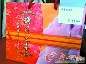 刘德华满月礼盒上印女儿小手粉丝齐求千金靓照