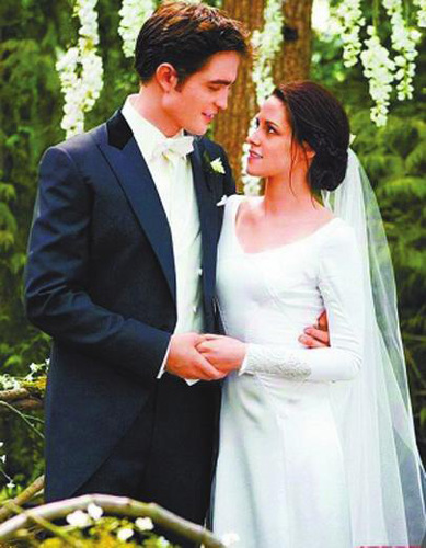 “暮色情侣”结婚重演电影婚礼以黑环戒指代替钻戒