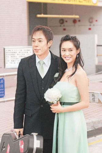 黄贯中朱茵年底结婚自曝将送巨钻办“梦幻狗婚礼”