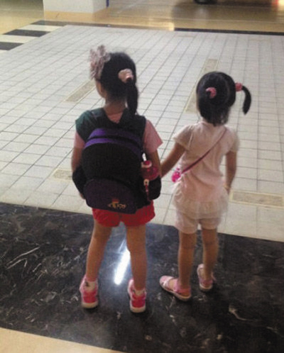 小S老公晒爱女照俩女儿背书包手拉手背影温馨