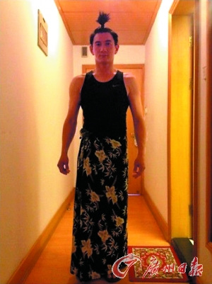 吴奇隆掀搞怪发型风头顶冲天辫腿配小花裙(图)