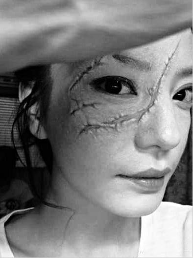 赵薇晒疤痕脸惊艳造型自诩残酷之美图