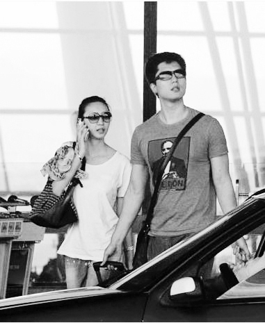 凌潇肃唐一菲婚后首现身戴墨镜没语言交流(图)