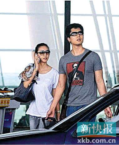 凌潇肃唐一菲婚后改低调作风相伴回京无交流(图)