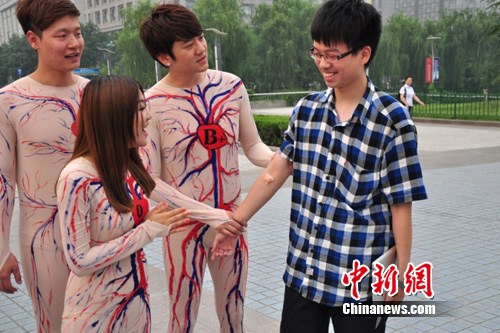 “天籁之声”选手街头秀绝技穿血管图制服宣传献血