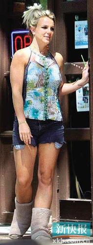 “小甜甜”布兰妮身材肥硕大腿粗壮衣着怪异现身