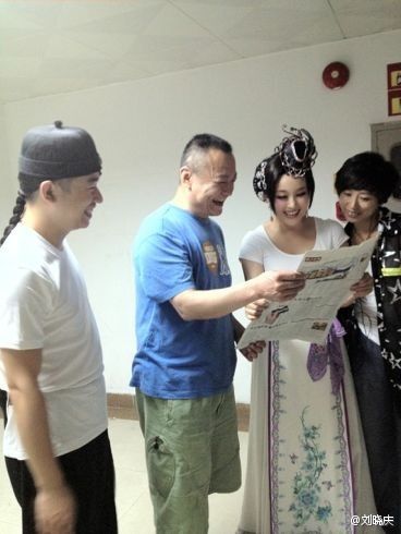 刘晓庆隔空否认新恋情晒看报纸大笑照片懒理传言