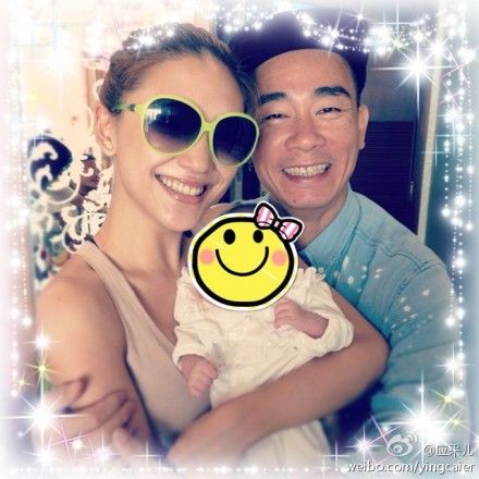 应采儿陈小春晒“一家三口”照望明年抱子(图)