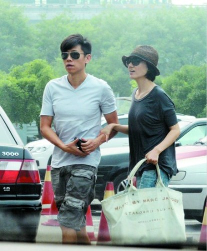夏雨袁泉十指相扣甜蜜逛街宛如80后小情侣(图)