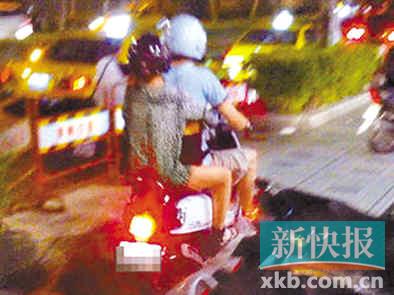 蔡依林摩托车代步紧贴男友“熊抱”姿势尽显爱意