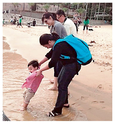 李嘉欣夫妇携小JM沙滩玩耍一家人享亲子乐(图)