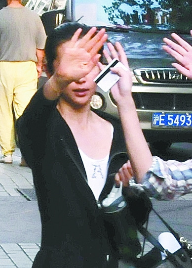 李冰冰素颜逛街遇拍摄反应激烈忙伸手遮脸(图)