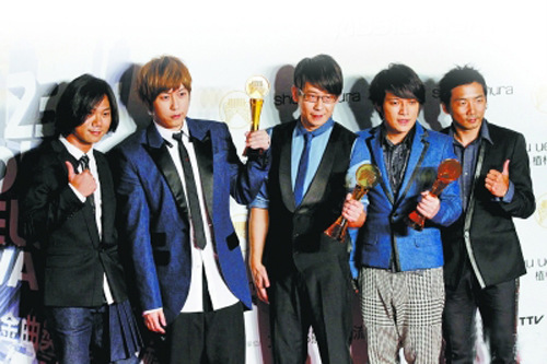 金曲奖五月天豪夺6大奖成大赢家莫文蔚金裙妩媚