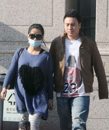 曝何洁与释小龙分手仍同居怒斥媒体“贱东西”