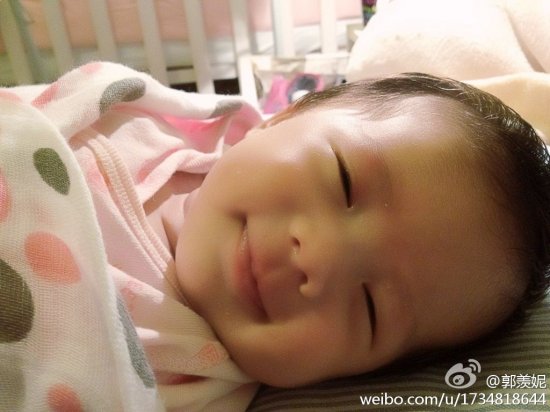 郭羡妮曝女儿Kylie满月可爱萌照笑容可掬(图)