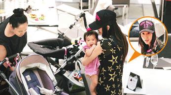 陈浩民娇妻抱女儿外出忙乱爱女闹脾气拒坐宝宝车