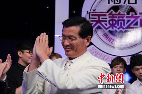 “选秀局长”改朴素打扮着华服登台穿白西装显年轻