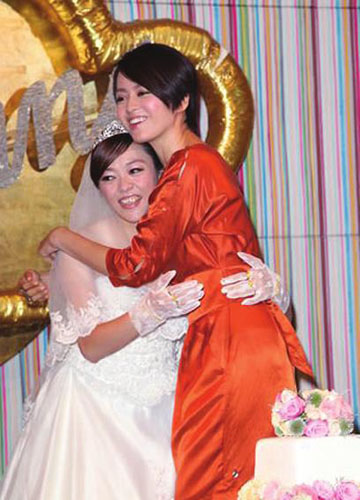 梁咏琪忙里偷闲帮歌迷证婚穿橘色裙抢新人风头