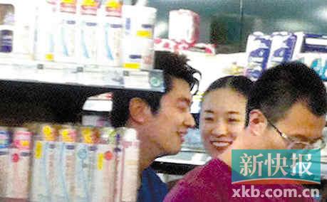 霍思燕携男伴超市购物举止亲密疑似新恋情(图)