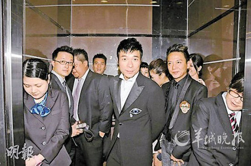 许志安郑秀文同祝贺友人结婚被调侃“预演婚礼”