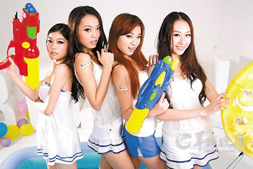 2012环球小姐变“天气女郎”播天气玩制服诱惑(图)