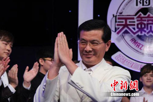 “选秀局长”凭实力演唱征服评委努力工作抽闲参赛