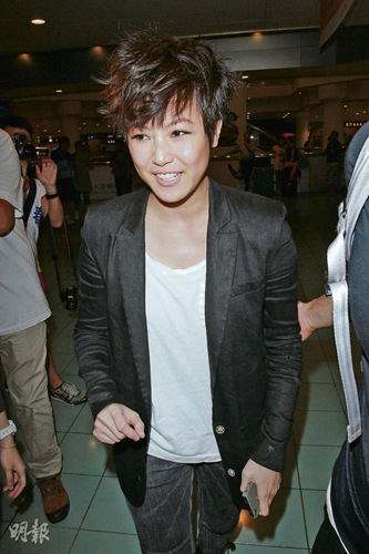 何韵诗闻容祖儿恋情长叹一声被访黑脸挤笑容(图)