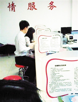 李小璐贾乃亮登记“持证上岗”网友嚷着要吃喜糖