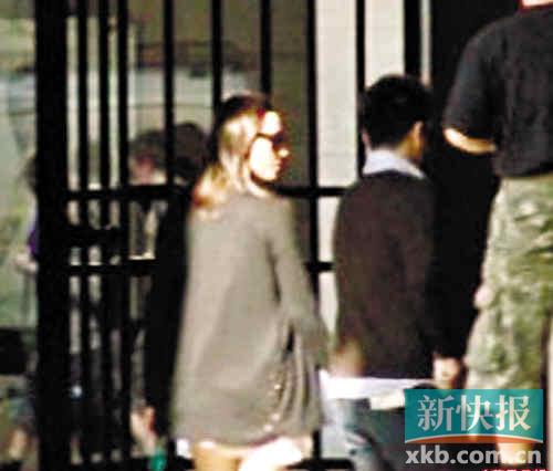 梁洛施巴黎携型男名店买鞋网友赞其低调随和(图)