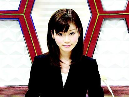 日本女主播常低头狂念稿子犯错偷瞄镜头萌翻网友