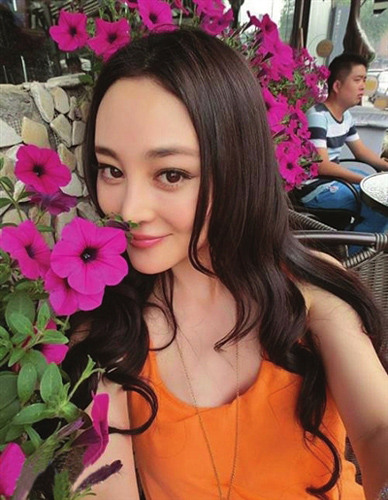 “山寨范冰冰”走红露大脑门闻花香妖艳照曝光(图)