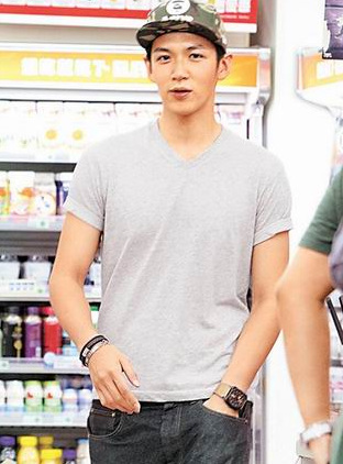 柯震东趁萧亚轩不在泡夜店脑后手术缝线未拆(图)