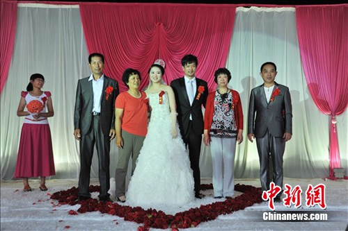 影视明星桑伟淋甜蜜大婚母校为其操办别样婚礼