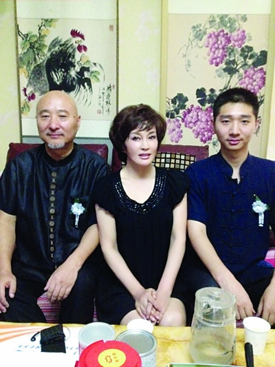 刘晓庆悼念陈强烧香洒泪晒与陈佩斯父子合照图