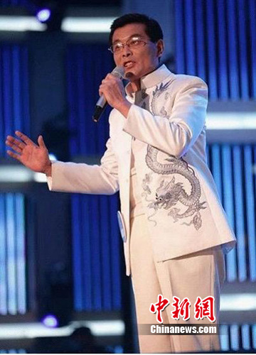 “选秀局长”唱歌感动小柯自称人生就是要挑战自己