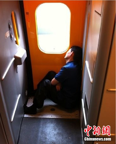 朱之文乘火车毫无架子让座给别人自坐地板（图）