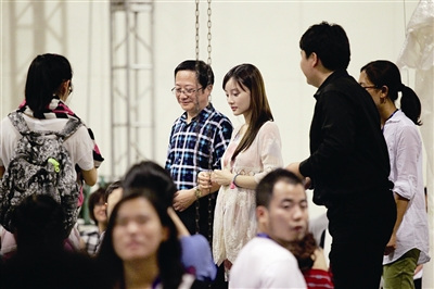 李小璐婚礼持续到晚上光装饰用假花超过1万朵