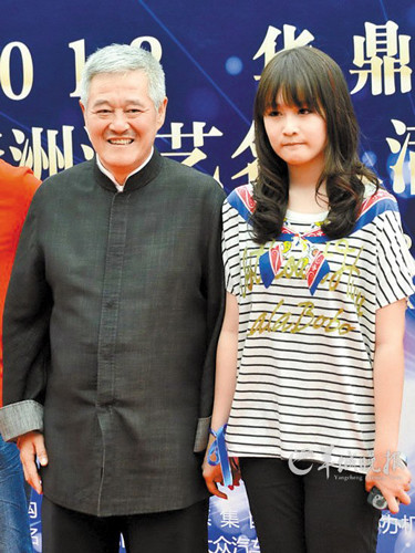 爱女与赵本山同走红毯抢镜表情青涩很紧张(图)