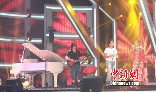 高晓松变身吉他手与齐秦组乐队小柯钢琴伴奏(图)