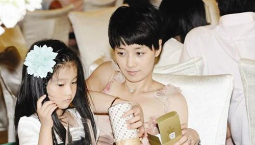 文章可爱女儿首曝光戴花饰扮淑女酷似马伊俐(图)