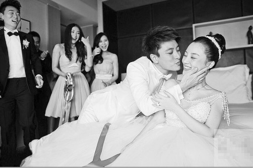 李小璐婚礼花絮照曝光躺床上遭贾乃亮“强吻”(图)