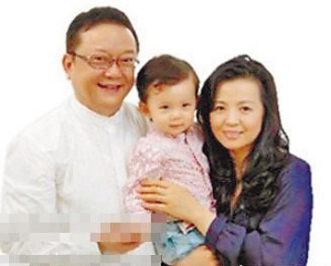 王刚一家三口照曝光与第三任妻子相识于网络(图)