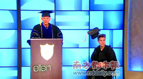比伯高中毕业恶搞典礼怕发型乱戴悬空学位帽(图)